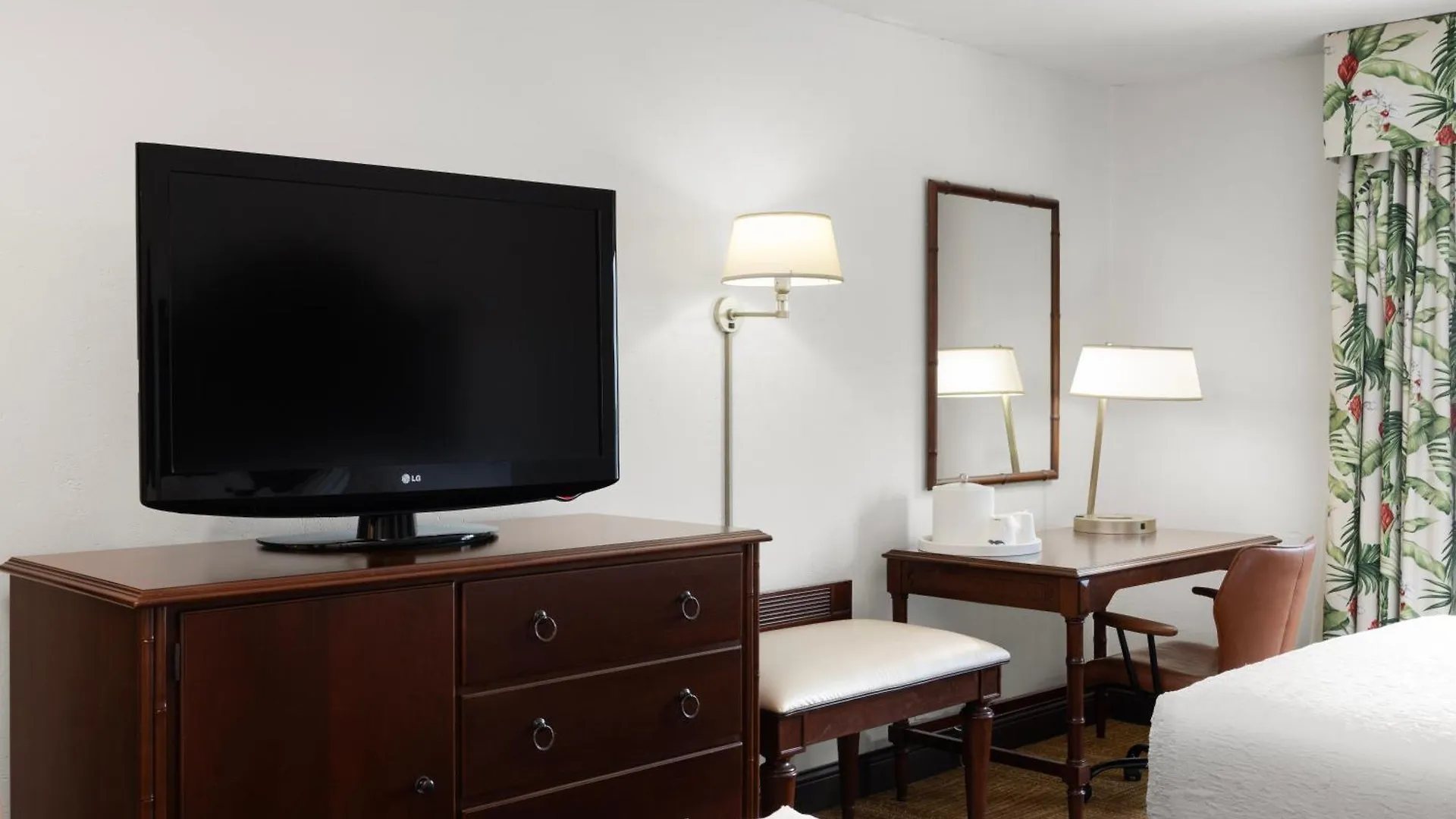 Hampton Inn & Suites San Juan Carolina Hotel